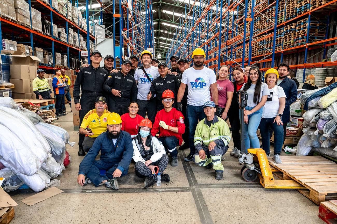 Voluntarios y equipo de Fundación TAAP en el centro de acopio de Bogotá, listos para despachar ayuda al Chocó