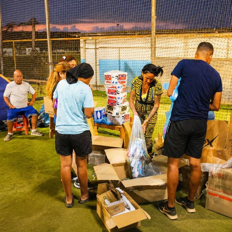 Familias reciben ayuda humanitaria en un refugio temporal en Venezuela