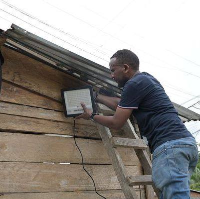 Instalación de una lámpara solar en una vivienda del Chocó