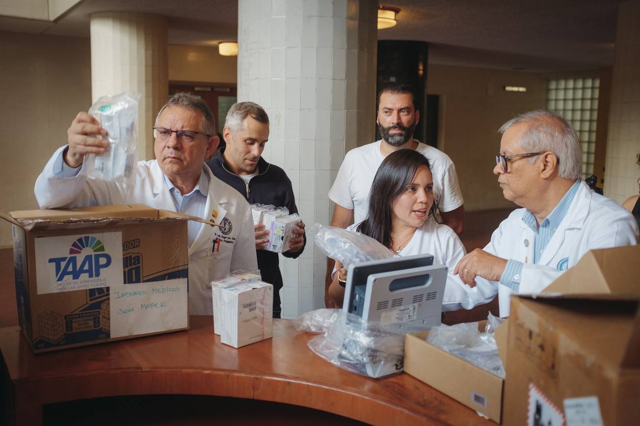 Equipo médico venezolano revisa insumos y equipos donados por Fundación TAAP en un hospital de Caracas